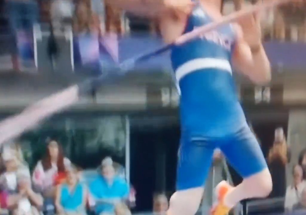 Olimpiadi, atleta di salto con l'asta eliminato per colpa del suo pene