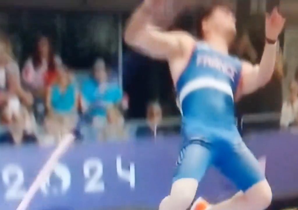 Olimpiadi, atleta di salto con l'asta eliminato per colpa del suo pene