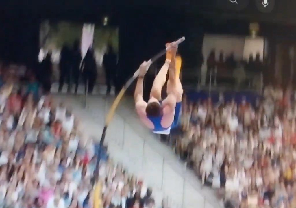 Olimpiadi, atleta di salto con l'asta eliminato per colpa del suo pene