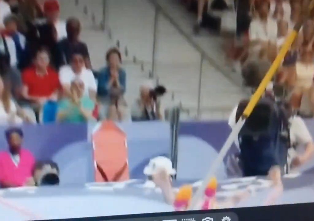 Olimpiadi, atleta di salto con l'asta eliminato per colpa del suo pene