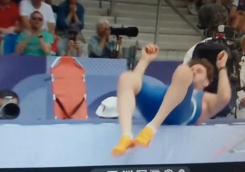 Olimpiadi, atleta di salto con l'asta eliminato per colpa del suo pene