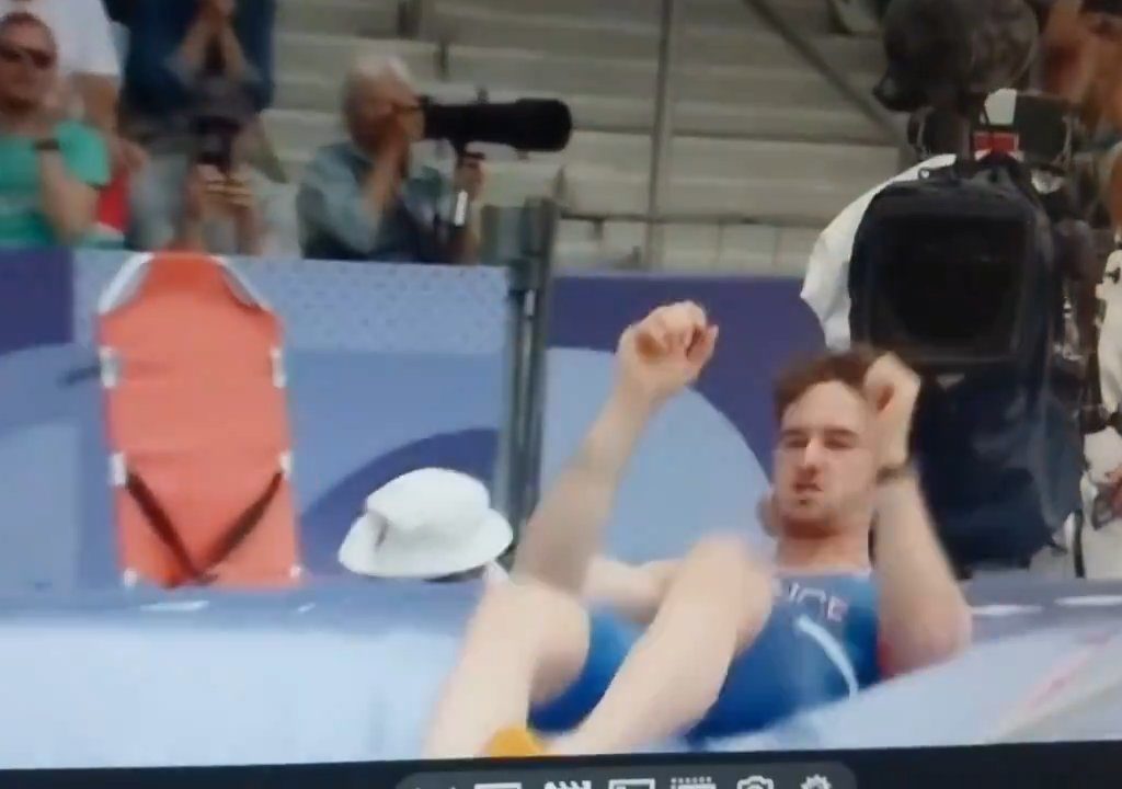 Olimpiadi, atleta di salto con l'asta eliminato per colpa del suo pene