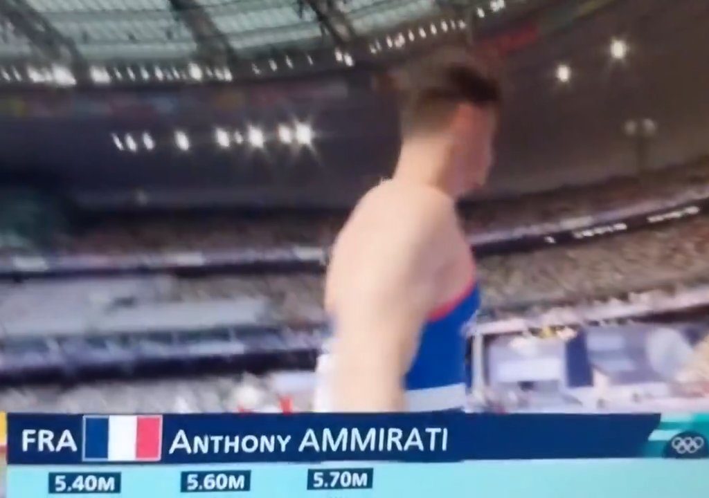 Olimpiadi, atleta di salto con l'asta eliminato per colpa del suo pene