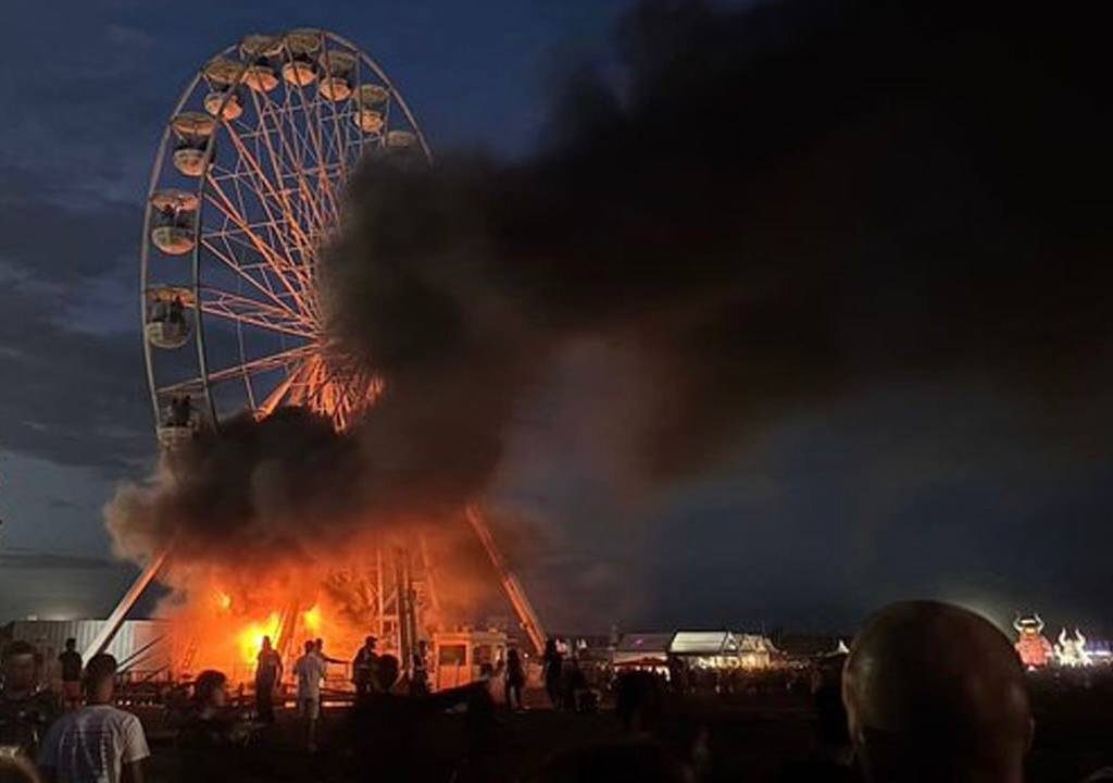 Orrore alla festa di paese, incendio sulla ruota panoramica piena di persone