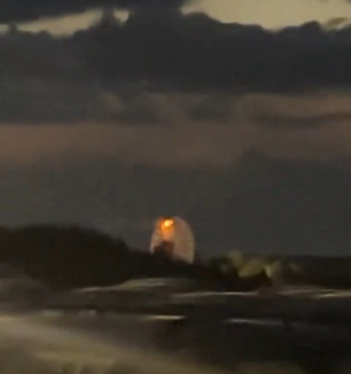 Orrore alla festa di paese, incendio sulla ruota panoramica piena di persone