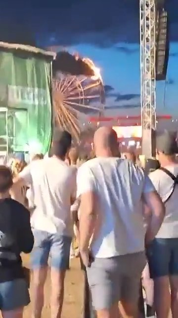 Orrore alla festa di paese, incendio sulla ruota panoramica piena di persone