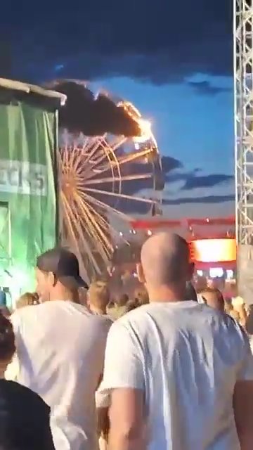 Orrore alla festa di paese, incendio sulla ruota panoramica piena di persone