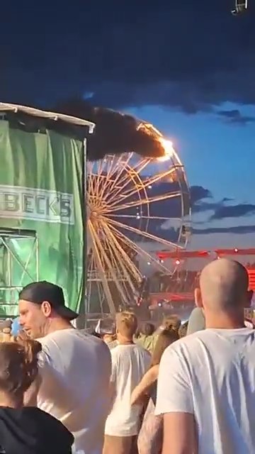 Orrore alla festa di paese, incendio sulla ruota panoramica piena di persone