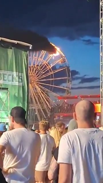 Orrore alla festa di paese, incendio sulla ruota panoramica piena di persone