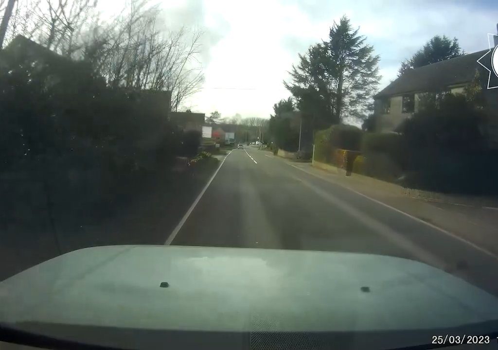 Ivre au volant d'une décapotable et avec ses enfants à bord, il fait une collision frontale : la vidéo dramatique