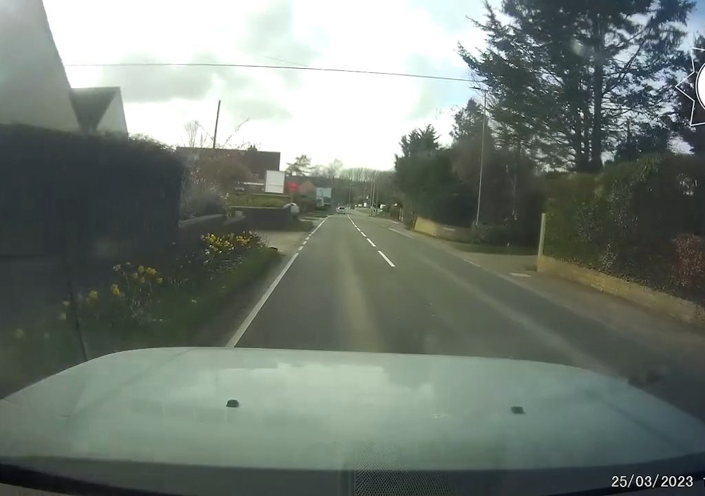 Ivre au volant d'une décapotable et avec ses enfants à bord, il fait une collision frontale : la vidéo dramatique