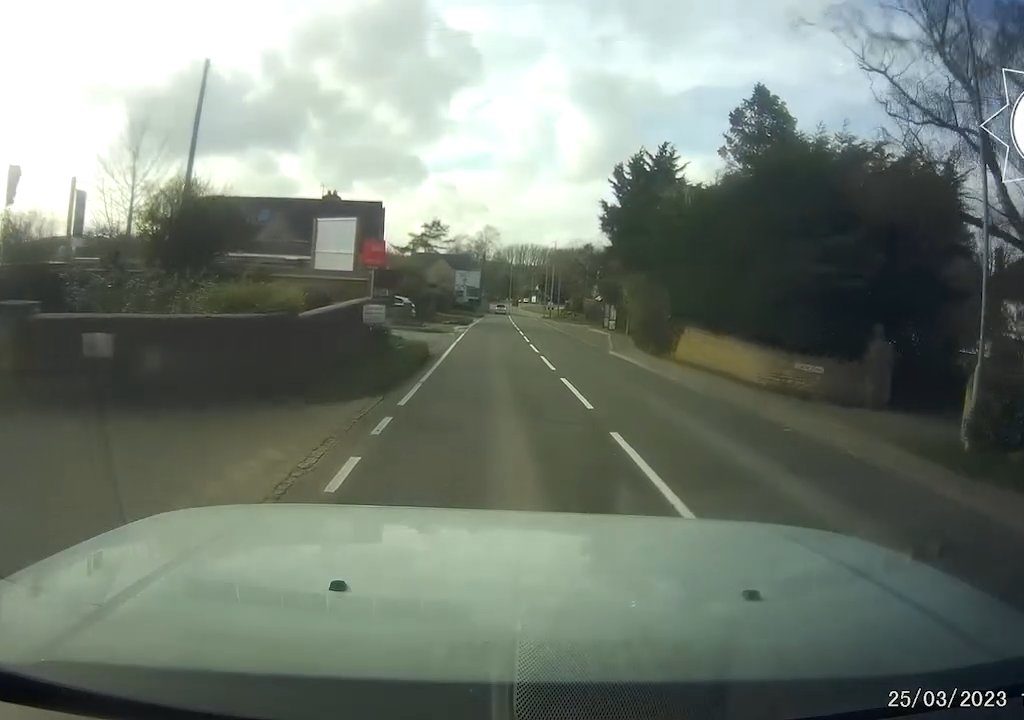 Ivre au volant d'une décapotable et avec ses enfants à bord, il fait une collision frontale : la vidéo dramatique