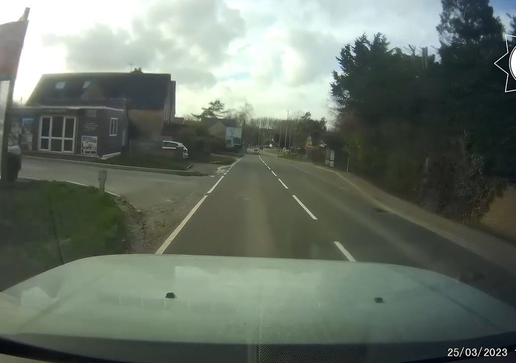 Ivre au volant d'une décapotable et avec ses enfants à bord, il fait une collision frontale : la vidéo dramatique