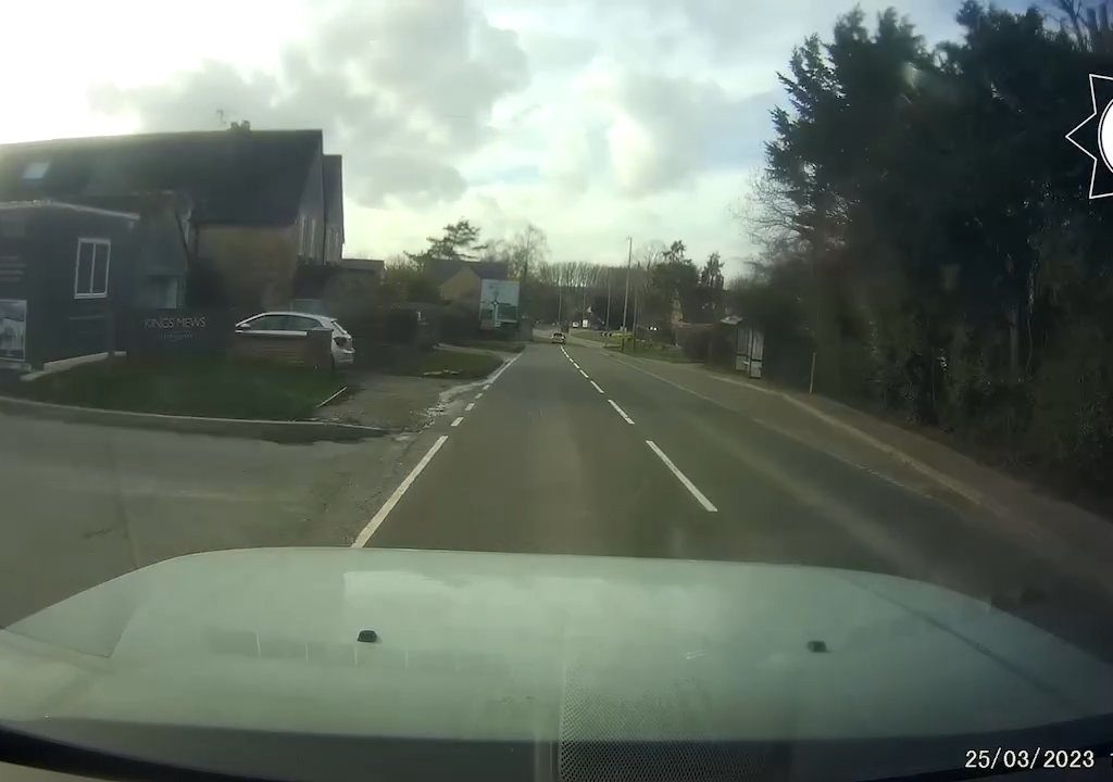 Ivre au volant d'une décapotable et avec ses enfants à bord, il fait une collision frontale : la vidéo dramatique