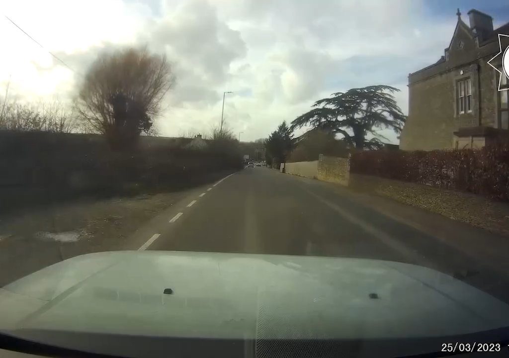 Borracho al volante de un descapotable y con sus hijos a bordo, sufre un choque frontal: el dramático video