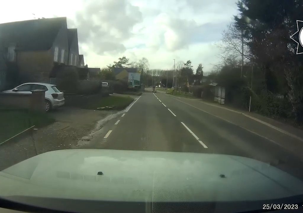 Ivre au volant d'une décapotable et avec ses enfants à bord, il fait une collision frontale : la vidéo dramatique