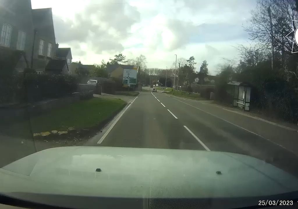 Ivre au volant d'une décapotable et avec ses enfants à bord, il fait une collision frontale : la vidéo dramatique