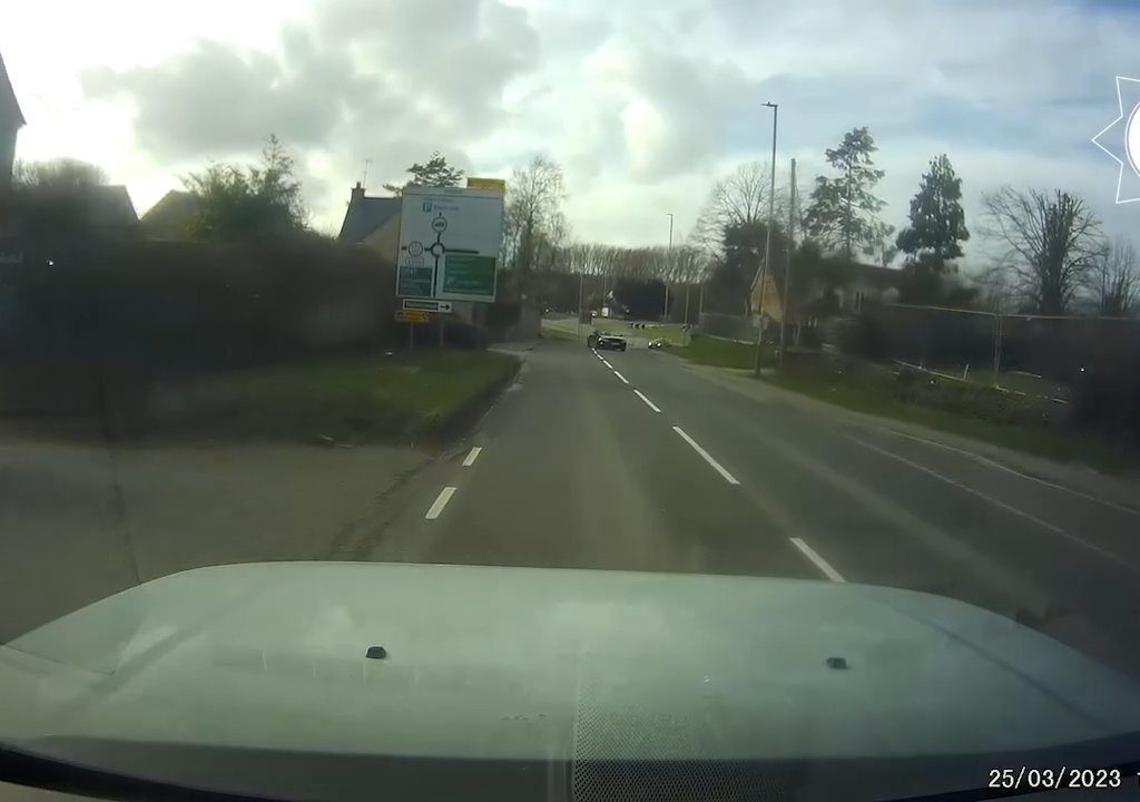 Ivre au volant d'une décapotable et avec ses enfants à bord, il fait une collision frontale : la vidéo dramatique