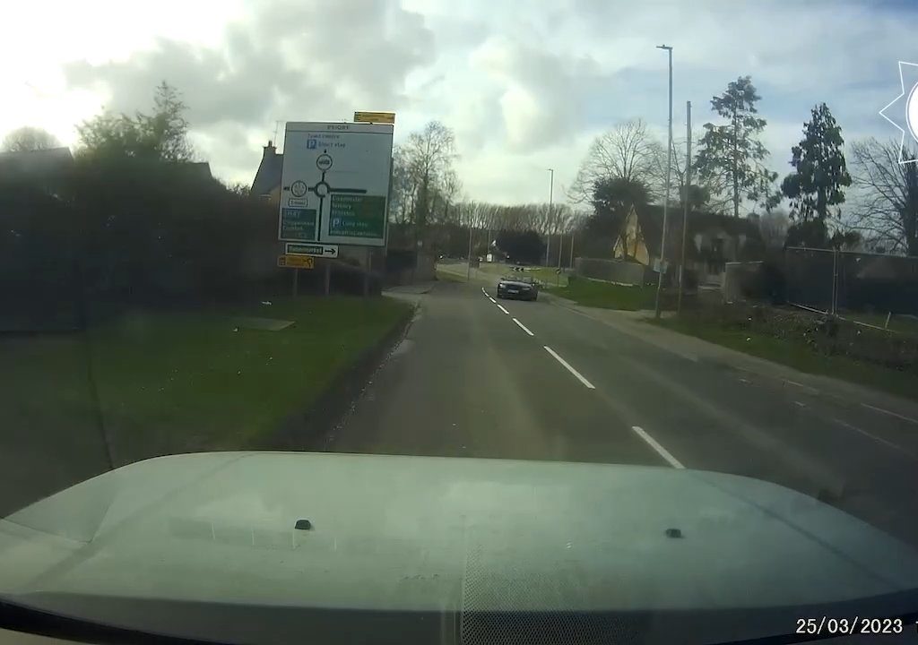 Ivre au volant d'une décapotable et avec ses enfants à bord, il fait une collision frontale : la vidéo dramatique