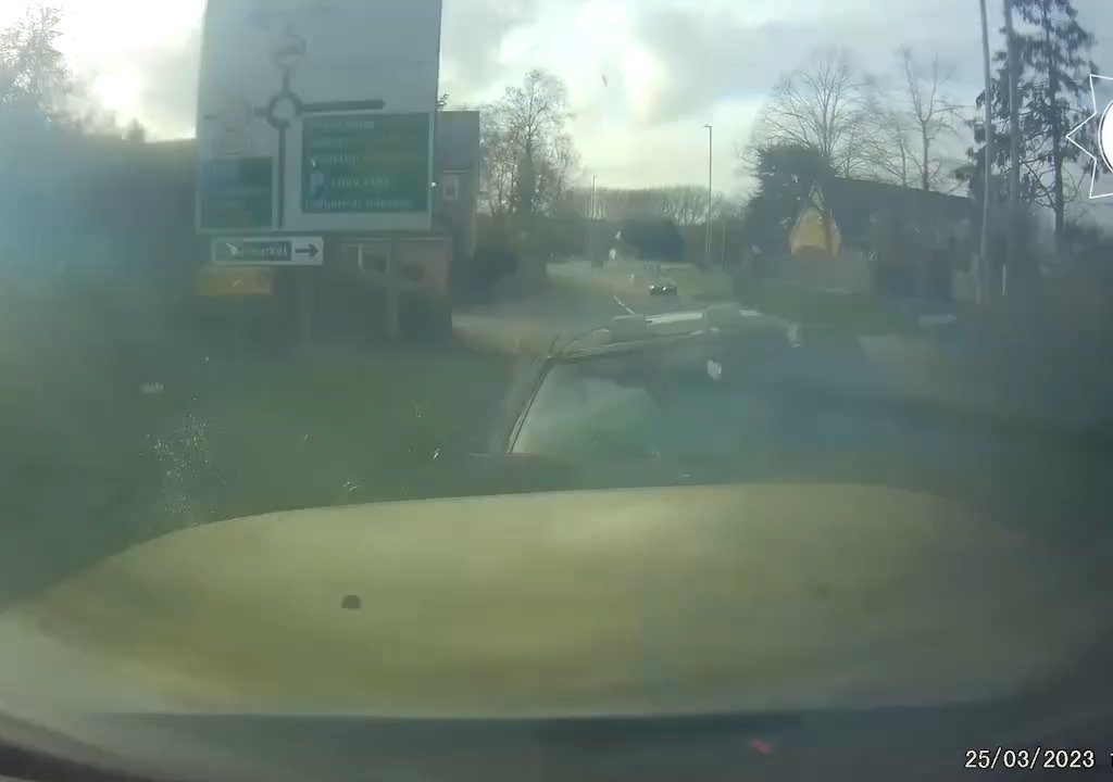 Ivre au volant d'une décapotable et avec ses enfants à bord, il fait une collision frontale : la vidéo dramatique