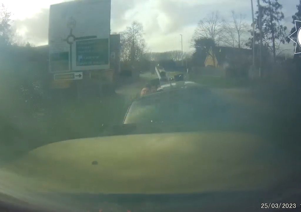 Ivre au volant d'une décapotable et avec ses enfants à bord, il fait une collision frontale : la vidéo dramatique