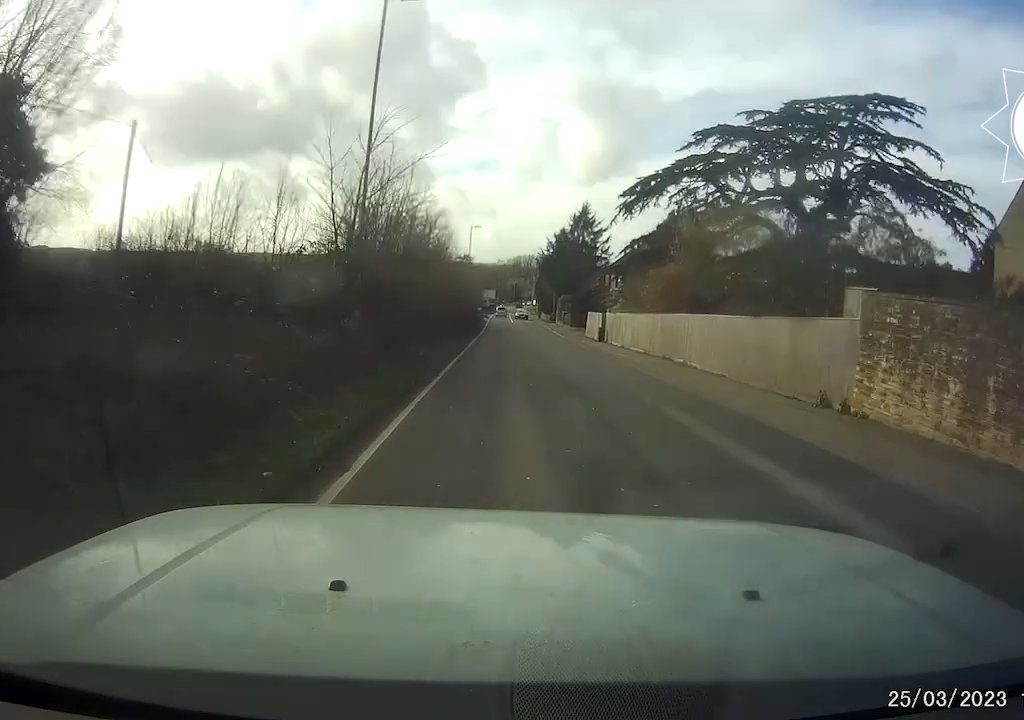 Ivre au volant d'une décapotable et avec ses enfants à bord, il fait une collision frontale : la vidéo dramatique