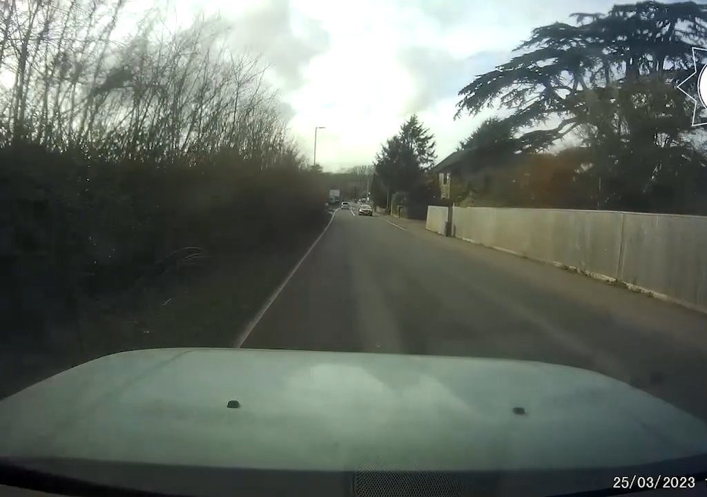 Ivre au volant d'une décapotable et avec ses enfants à bord, il fait une collision frontale : la vidéo dramatique