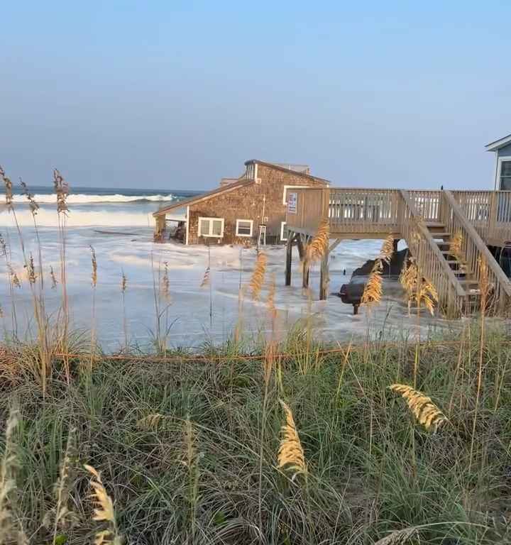 Video: Hurrikan Ernesto entwurzelt ein Haus, das im Meer schwimmt