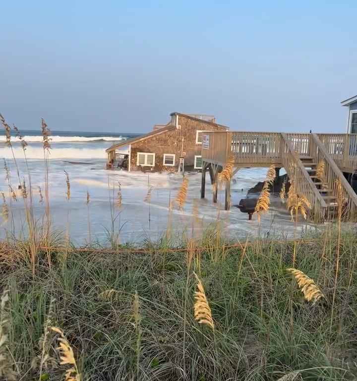 Video: Hurrikan Ernesto entwurzelt ein Haus, das im Meer schwimmt