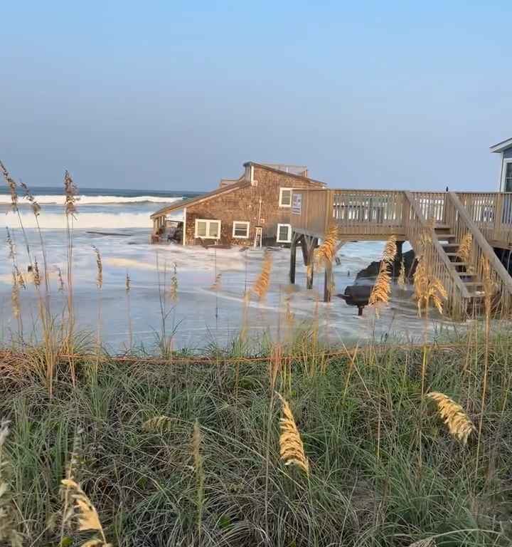 L'ouragan Ernesto déracine une maison qui flotte dans la mer (vidéo)