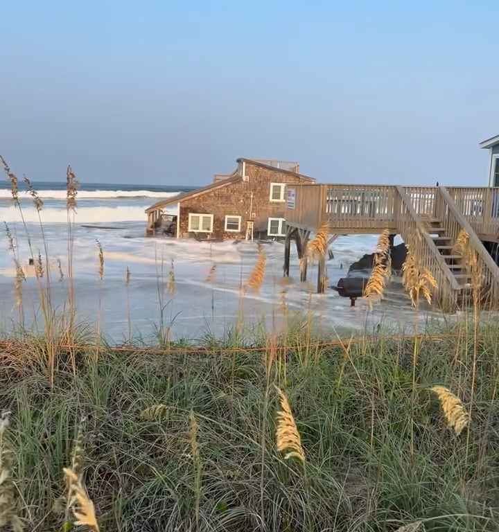 L'ouragan Ernesto déracine une maison qui flotte dans la mer (vidéo)