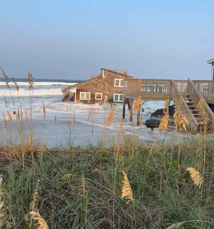 Video: Hurrikan Ernesto entwurzelt ein Haus, das im Meer schwimmt