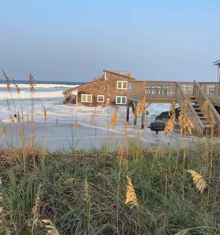 L'ouragan Ernesto déracine une maison qui flotte dans la mer (vidéo)