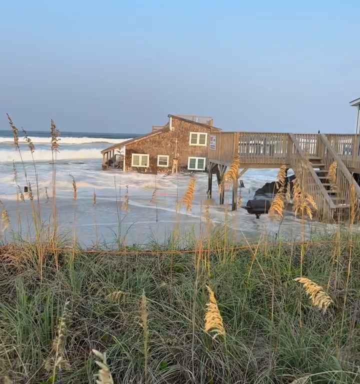 L'ouragan Ernesto déracine une maison qui flotte dans la mer (vidéo)