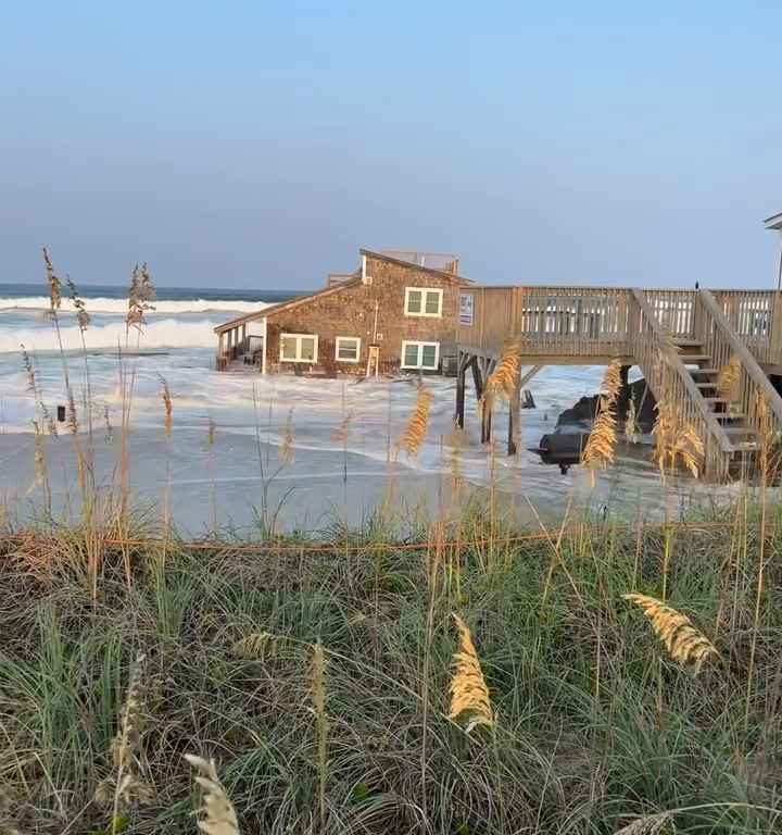 L'ouragan Ernesto déracine une maison qui flotte dans la mer (vidéo)