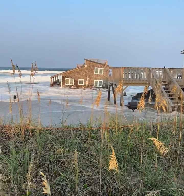 L'ouragan Ernesto déracine une maison qui flotte dans la mer (vidéo)