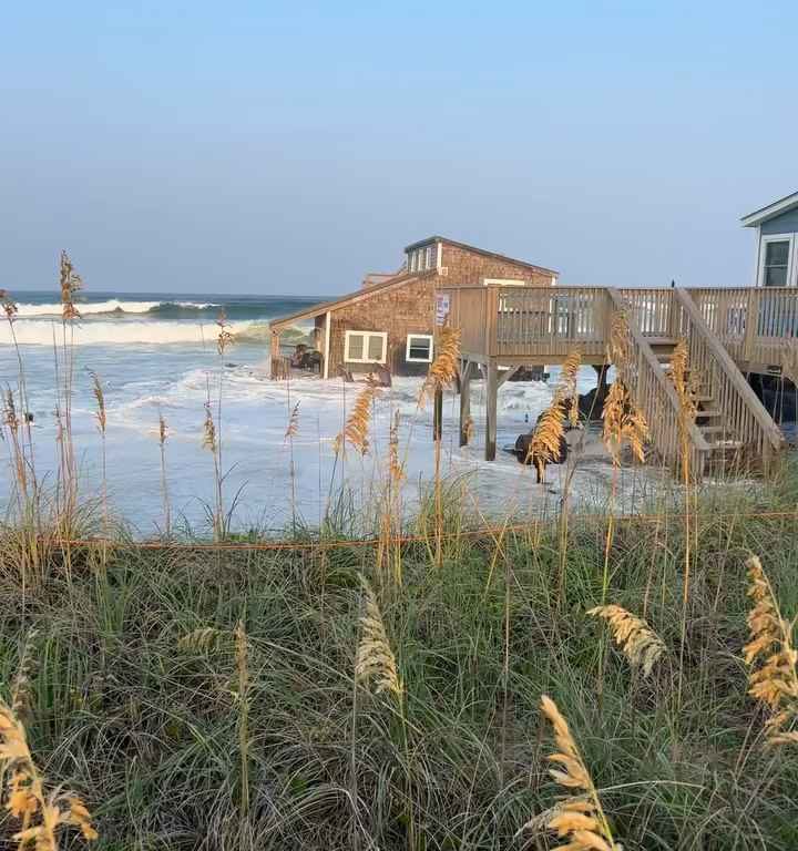 L'ouragan Ernesto déracine une maison qui flotte dans la mer (vidéo)