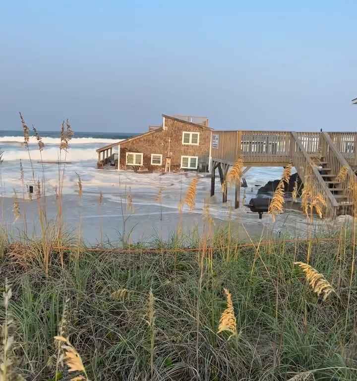 L'ouragan Ernesto déracine une maison qui flotte dans la mer (vidéo)