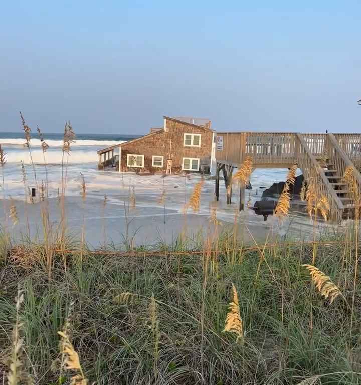 L'ouragan Ernesto déracine une maison qui flotte dans la mer (vidéo)