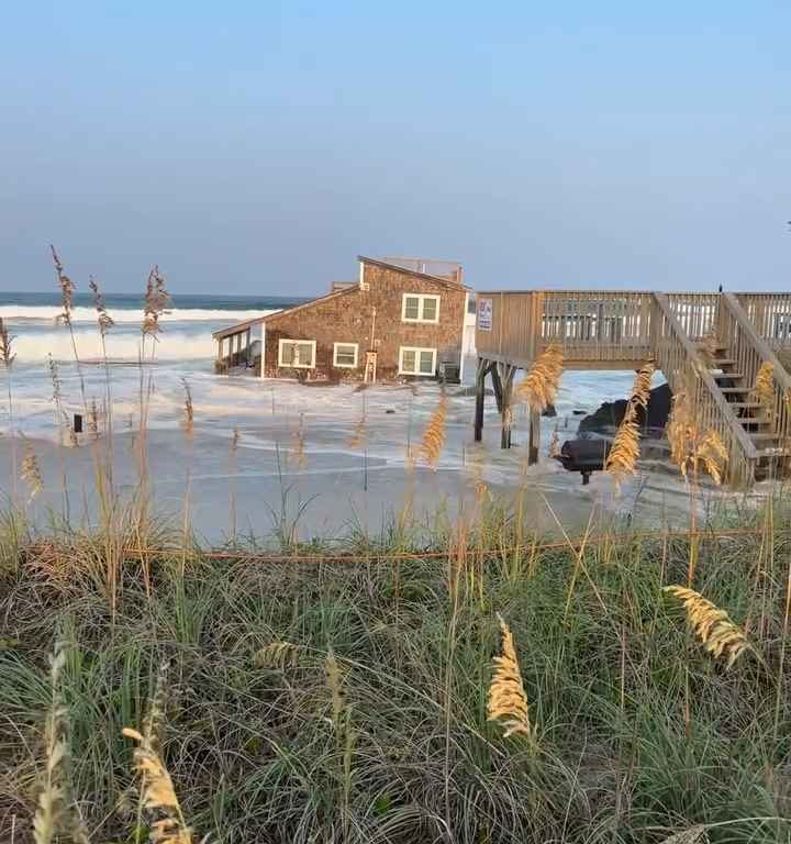 Video: Hurrikan Ernesto entwurzelt ein Haus, das im Meer schwimmt