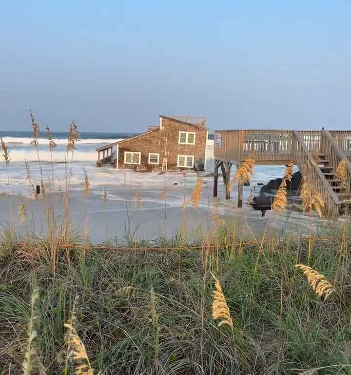 L'ouragan Ernesto déracine une maison qui flotte dans la mer (vidéo)