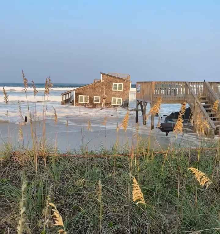 L'ouragan Ernesto déracine une maison qui flotte dans la mer (vidéo)