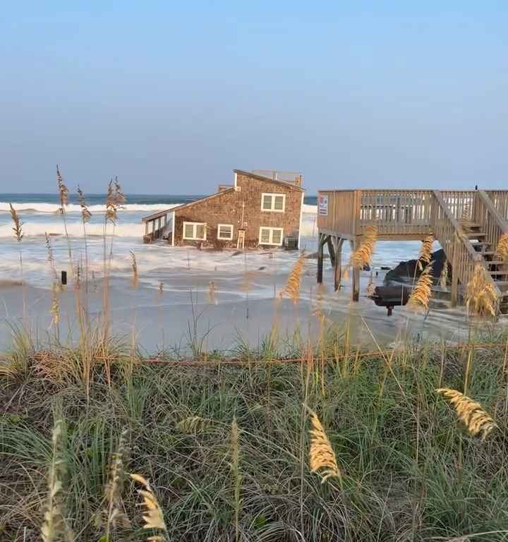 Video: Hurrikan Ernesto entwurzelt ein Haus, das im Meer schwimmt