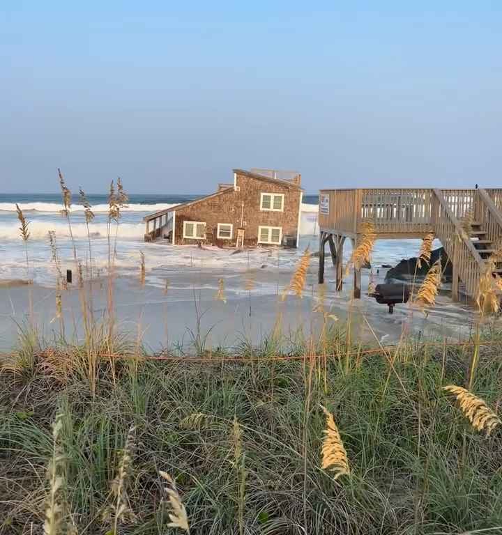 Video: Hurrikan Ernesto entwurzelt ein Haus, das im Meer schwimmt