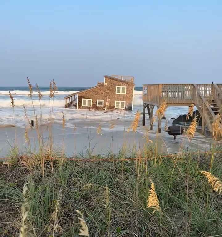 L'ouragan Ernesto déracine une maison qui flotte dans la mer (vidéo)