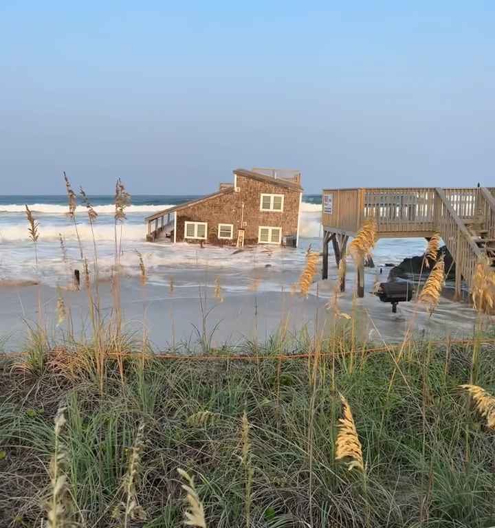 L'ouragan Ernesto déracine une maison qui flotte dans la mer (vidéo)