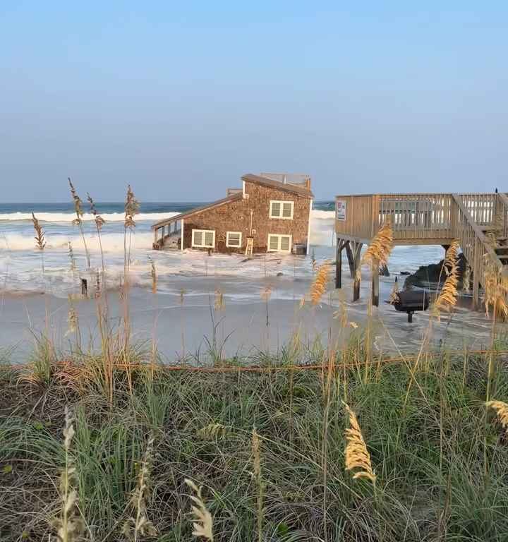 Video: Hurrikan Ernesto entwurzelt ein Haus, das im Meer schwimmt