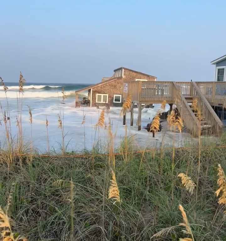 L'ouragan Ernesto déracine une maison qui flotte dans la mer (vidéo)