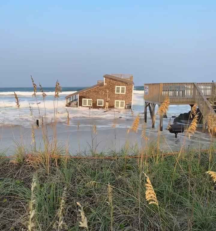 Video: Hurrikan Ernesto entwurzelt ein Haus, das im Meer schwimmt