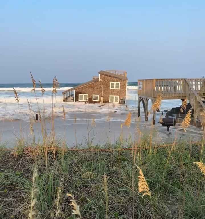 L'ouragan Ernesto déracine une maison qui flotte dans la mer (vidéo)